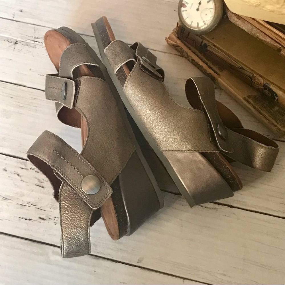 OTBT Sandey Wedge Metallic Sandal - Picture 5 of 11